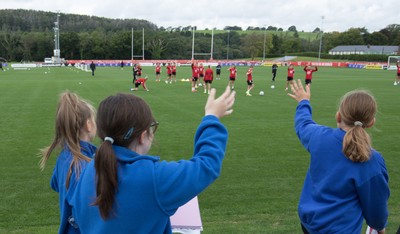 160921 - Wales Women Football Training Session - Pupils from Dolau Primary School, Llanharan, wave goodbye to members of the Wales Womens Football team, after the pupils met the players to show their support and pass on letters they have written to them, ahead of the team's opening 2023 FIFA Women’s World Cup Qualifying Round matches against Kazakhstan and Estonia