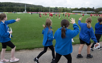 160921 - Wales Women Football Training Session - Pupils from Dolau Primary School, Llanharan, wave goodbye to members of the Wales Womens Football team, after the pupils met the players to show their support and pass on letters they have written to them, ahead of the team's opening 2023 FIFA Women’s World Cup Qualifying Round matches against Kazakhstan and Estonia