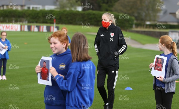 160921 - Wales Women Football Training Session - Wales manager Gemma Grainger talks to pupils from Dolau Primary School, Llanharan, as they wait to make a surprise welcome for the members of the Wales Womens Football team, and pass on letters they have written to them, ahead of the team's opening 2023 FIFA Women’s World Cup Qualifying Round matches against Kazakhstan and Estonia