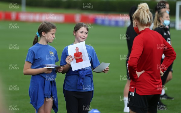160921 - Wales Women Football Training Session - Pupils from Dolau Primary School, Llanharan, talk to members of the Wales Women's Football team after the pupils made a surprise visit to meet the team, and pass on letters they have written to them, ahead of the team's opening 2023 FIFA Women’s World Cup Qualifying Round matches against Kazakhstan and Estonia