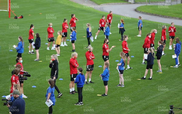 160921 - Wales Women Football Training Session - Pupils from Dolau Primary School, Llanharan, talk to members of the Wales Women's Football team after the pupils made a surprise visit to meet the team, and pass on letters they have written to them, ahead of the team's opening 2023 FIFA Women’s World Cup Qualifying Round matches against Kazakhstan and Estonia