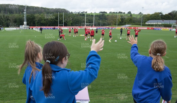 160921 - Wales Women Football Training Session - Pupils from Dolau Primary School, Llanharan, wave goodbye to members of the Wales Womens Football team, after the pupils met the players to show their support and pass on letters they have written to them, ahead of the team's opening 2023 FIFA Women’s World Cup Qualifying Round matches against Kazakhstan and Estonia
