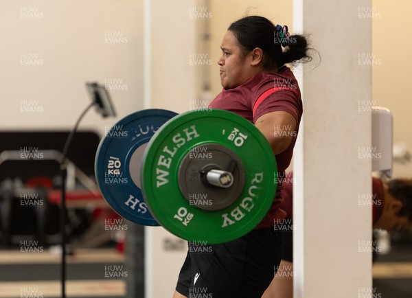 140426 - Wales Women Gym and Dojo Training session - Sisilia Tuipulotu during a gym session ahead of their match against France 