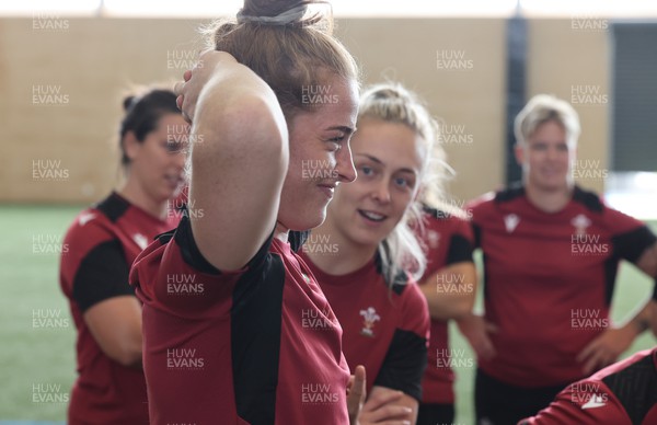 131023 - Wales Women Conditioning Session - Lisa Neumann and Hannah Jones during a skills and conditioning session on Wales’ first full day in Wellington, New Zealand ahead of the start of WXV1