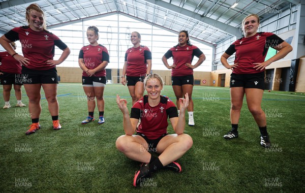 131023 - Wales Women Conditioning Session - Meg Webb with team mates Kate Williams, Lleucu George, Kelsey Jones, Sisilia Tuipulotu and Alex Callender in a team building exercise during a skills and conditioning session on Wales’ first full day in Wellington, New Zealand ahead of the start of WXV1