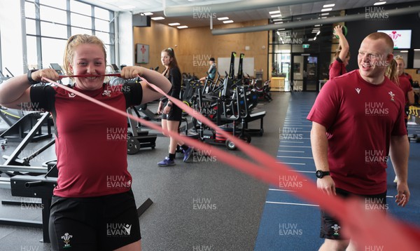 131023 - Wales Women Conditioning Session - Abbie Fleming with Jamie Cox during a gym session on Wales’ first full day in Wellington, New Zealand ahead of the start of WXV1