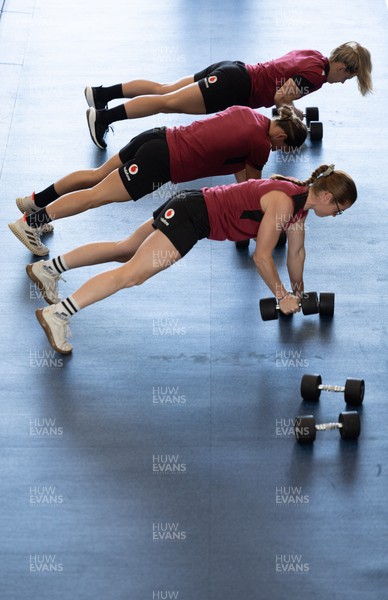 161023 - Wales Women Gym Session - Hannah Bluck, Jazz Joyce and Lisa Neumann during a gym and weights session 