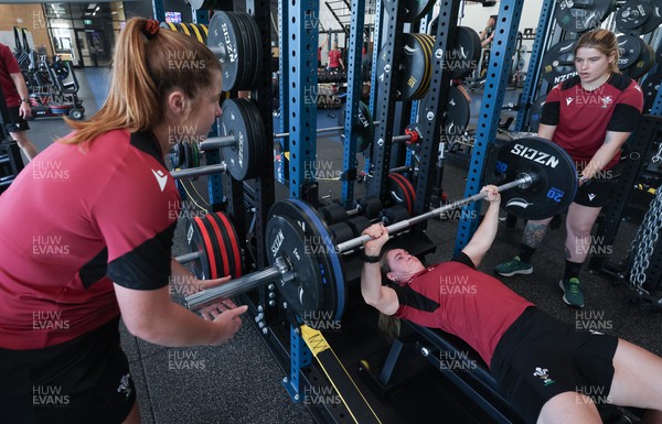 161023 - Wales Women Gym Session - Kat Evans works with Kate Williams and Bethan Lewis during a gym and weights session 