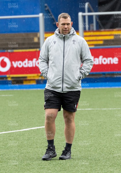 140423 - Wales Women Rugby Kickers Practice - Wales head coach Ioan Cunningham, during kickers practice at Cardiff Arms Park ahead of the TicTok Women’s 6 Nations match against England tomorrow