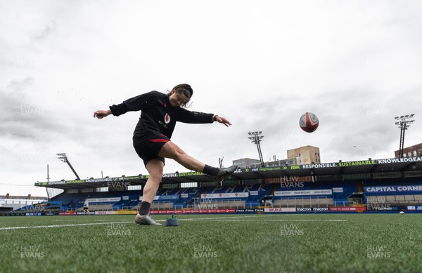 140423 - Wales Women Rugby Kickers Practice - Robyn Wilkins during kickers practice at Cardiff Arms Park ahead of the TicTok Women’s 6 Nations match against England tomorrow