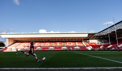 290324 - Wales Women Rugby Kickers Session - Lleucu George during a kickers session at Ashton Gate ahead of the Guinness Women’s 6 Nations match against England 