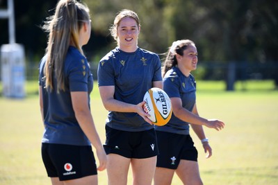 250725 - Wales Women Rugby Team Run at Surfers Paradise Rugby Club - Lisa Neumann during Wales’ Captains Run ahead of the first test match against Australia
