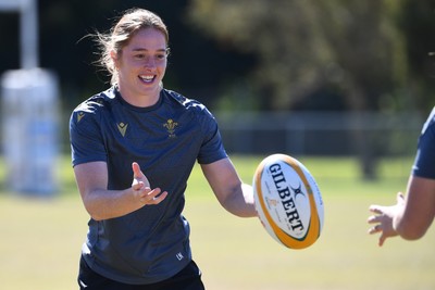 250725 - Wales Women Rugby Team Run at Surfers Paradise Rugby Club - Lisa Neumann during Wales’ Captains Run ahead of the first test match against Australia