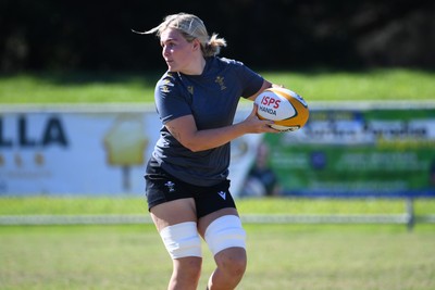 250725 - Wales Women Rugby Team Run at Surfers Paradise Rugby Club - Alex Callenderl during Wales’ Captains Run ahead of the first test match against Australia