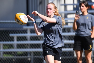 250725 - Wales Women Rugby Team Run at Surfers Paradise Rugby Club - Catherine Richards during Wales’ Captains Run ahead of the first test match against Australia
