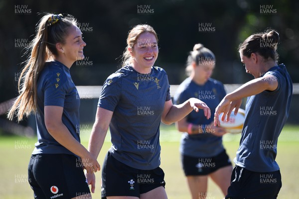 250725 - Wales Women Rugby Team Run at Surfers Paradise Rugby Club - Left to right, Hannah Dallavalle, Lisa Neumann and Jasmine during Wales’ Captains Run ahead of the first test match against Australia