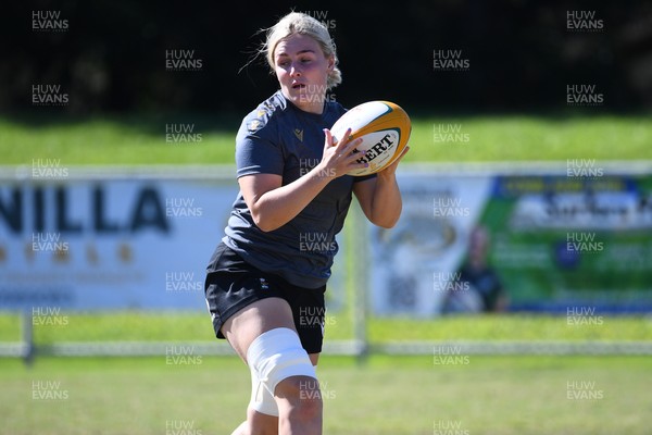 250725 - Wales Women Rugby Team Run at Surfers Paradise Rugby Club - Alex Callender during Wales’ Captains Run ahead of the first test match against Australia