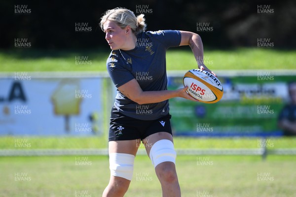 250725 - Wales Women Rugby Team Run at Surfers Paradise Rugby Club - Alex Callender during Wales’ Captains Run ahead of the first test match against Australia