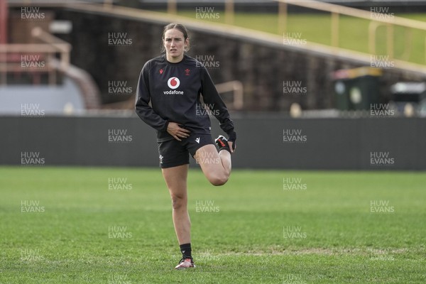 310725 - Wales Women Rugby Captain’s Run - Nel Metcalfe during Wales’ Captain’s Run ahead of the second test against Australia