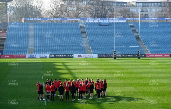 250322 - Wales Women Rugby Stadium Visit - Players huddle during a stadium visit