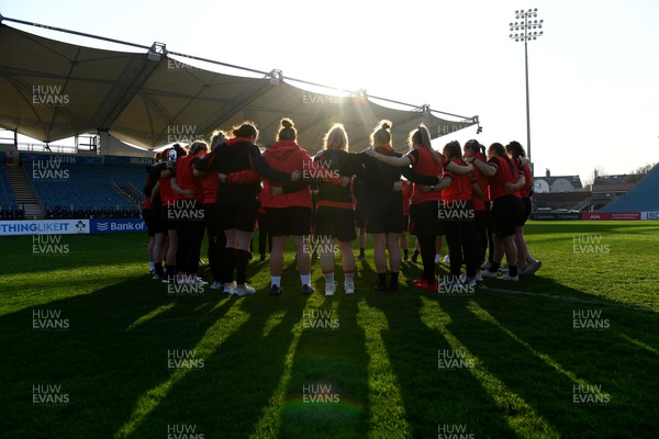 250322 - Wales Women Rugby Stadium Visit - Players huddle during a stadium visit