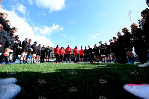 010422 - Wales Women Captains Run - Ioan Cunningham talks to players in a huddle during training