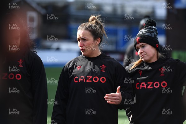 010422 - Wales Women Captains Run - Siwan Lillicrap talks to players in a huddle during training