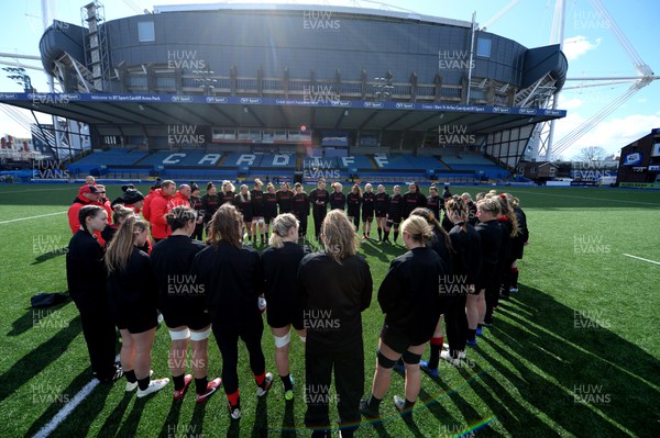 010422 - Wales Women Captains Run - Ioan Cunningham talks to players in a huddle during training
