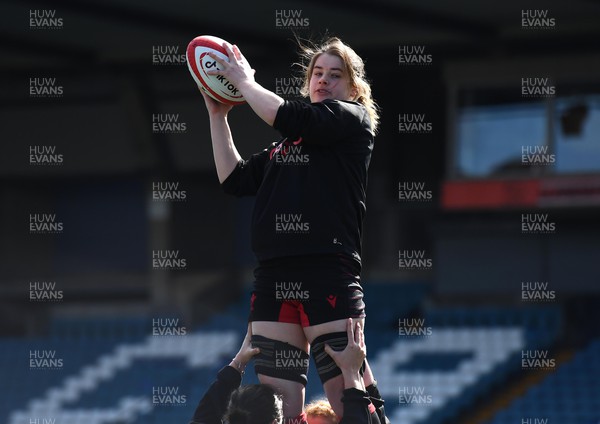 010422 - Wales Women Captains Run - Bethan Lewis during training