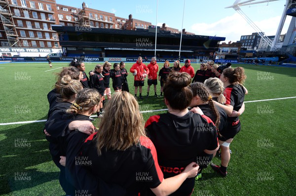 010422 - Wales Women Captains Run - Ioan Cunningham talks to players during a huddle during training