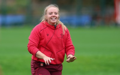 010426 - Wales Women Rugby Training Session - Erin Lynch during training ahead of the start of the Women’s 6 Nations