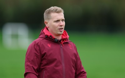 010426 - Wales Women Rugby Training Session - Tom Oglethorpe during training ahead of the start of the Women’s 6 Nations