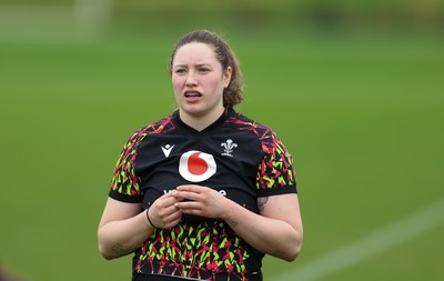 010426 - Wales Women Rugby Training Session - Gwen Crabb during training ahead of the start of the Women’s 6 Nations