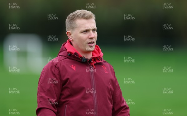 010426 - Wales Women Rugby Training Session - Tom Oglethorpe during training ahead of the start of the Women’s 6 Nations