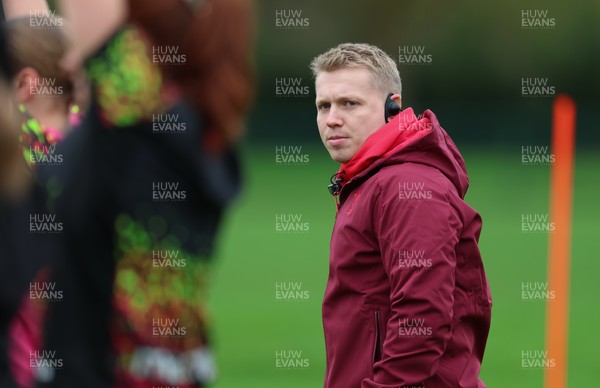 010426 - Wales Women Rugby Training Session - Tom Oglethorpe during training ahead of the start of the Women’s 6 Nations