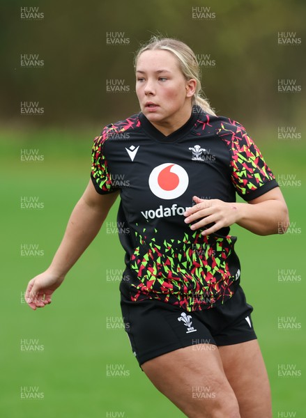 010426 - Wales Women Rugby Training Session - Kelsie Webster during training ahead of the start of the Women’s 6 Nations