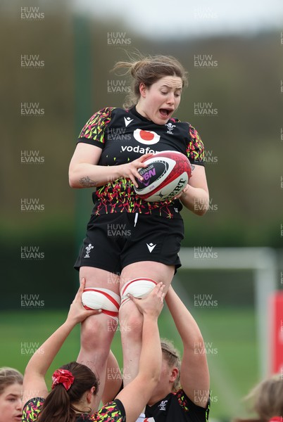 010426 - Wales Women Rugby Training Session - Gwen Crabb during training ahead of the start of the Women’s 6 Nations
