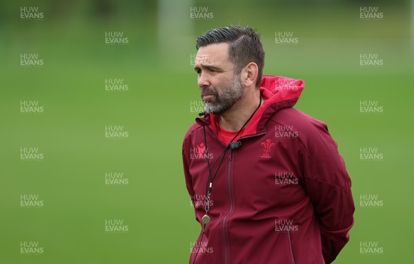010426 - Wales Women Rugby Training Session - Steve Salvin during training ahead of the start of the Women’s 6 Nations