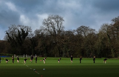 040424 - Wales Women’s Rugby Training Session - The Wales Women’s squad during training session ahead of Wales’ next Women’s 6 Nations match against Ireland