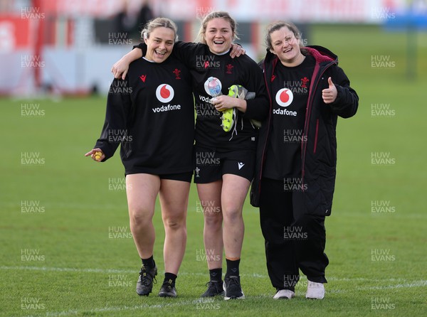 040424 - Wales Women’s Rugby Training Session - Jenni Scoble, Hannah Bluck and Abbey Constable during training session ahead of Wales’ next Women’s 6 Nations match against Ireland