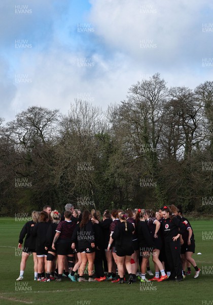 040424 - Wales Women’s Rugby Training Session - The Wales Women’s squad during training session ahead of Wales’ next Women’s 6 Nations match against Ireland
