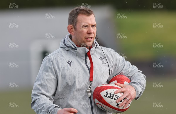 060423 -  Wales Women Rugby Squad - Wales head coach Ioan Cunningham during a training session ahead of their TicTok Women’s 6 Nations match against England