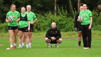 071026 Wales Women Rugby Training - Lisa Neumann, Seren Lockwood, Nikita Prothero, Lleucu George and Nel Metcalfe with Gareth Harris, Women’s Physical Performance Lead during a rugby training session ahead of the WXV matches in Japan
