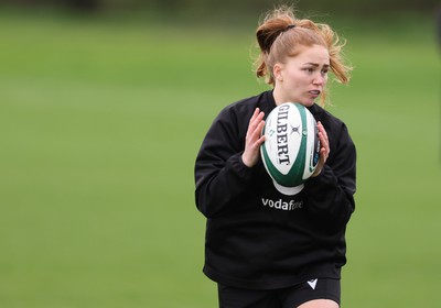 080424 - Wales Women Rugby Training Session - Niamh Terry during a training session ahead of Wales’ Women’s 6 Nations match against Ireland