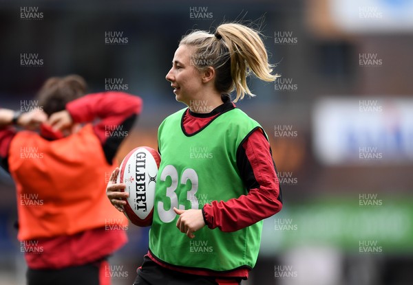 090421 - Wales Women Rugby Training - Elinor Snowsill during training