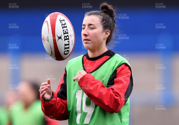 090421 - Wales Women Rugby Training - Jess Roberts during training