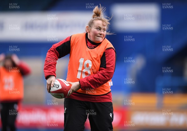 090421 - Wales Women Rugby Training - Carl Thomas during training