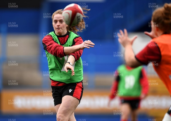 090421 - Wales Women Rugby Training - Lisa Neumann during training