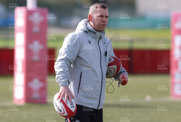 130423 - Wales Women Rugby Training - Wales head coach Ioan Cunningham during training ahead of the TicTok Women’s 6 Nations match against England 