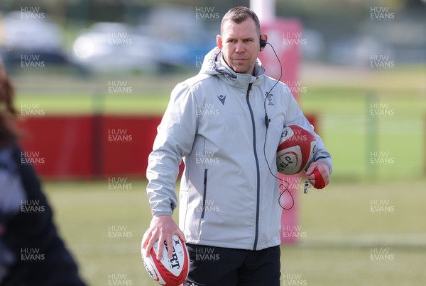130423 - Wales Women Rugby Training - Wales head coach Ioan Cunningham during training ahead of the TicTok Women’s 6 Nations match against England 